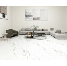 Svetlá obývacia izba s pohovkou, kreslom a mramorovou dlažbou