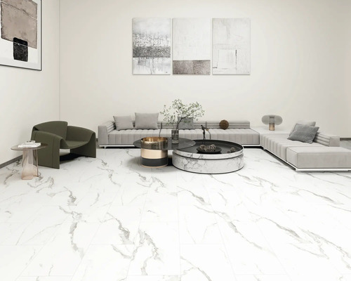 Svetlá obývacia izba s pohovkou, kreslom a mramorovou dlažbou