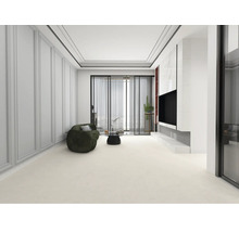 Svetlý obývací priestor s pohovkou, konferenčným stolíkom a televíznou stenou