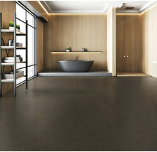 Moderná kúpeľňa s voľne stojacou vaňou, sprchou a policami