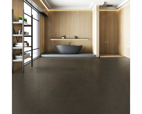 Moderná kúpeľňa s voľne stojacou vaňou, sprchou a policami