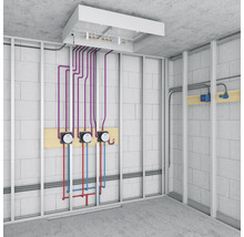 Hrubá stavba kúpeľne s inštalačným systémom, vodovodným potrubím a elektrikou