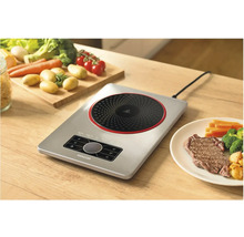 Indukčná varná doska Sencor so zeleninou a steakom na drevenom stole