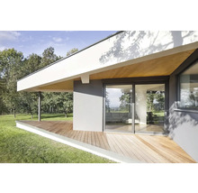 Moderný dom s drevenou terasou a posuvnými dverami