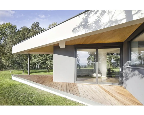 Moderný dom s drevenou terasou a posuvnými dverami