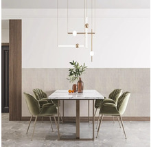 Jedáleň s jedálenským stolom, stoličkami a moderným závesným svietidlom.