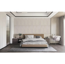 Spálňa s posteľou, nočnými stolíkmi, kobercom a písacím stolom