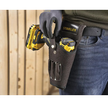 Remeselník s opaskom na náradie Stanley s vŕtačkou a laserovým diaľkomerom