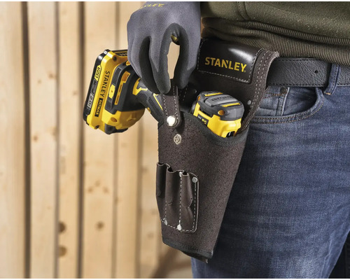 Remeselník s opaskom na náradie Stanley s vŕtačkou a laserovým diaľkomerom