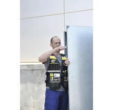 Remeselník s montérskou vestou pri opravách