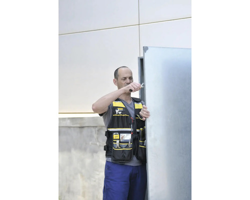 Remeselník s montérskou vestou pri opravách