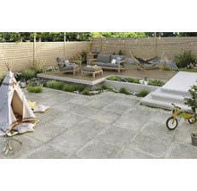 Terasa s nábytkom, detským kútikom a štvorcovou dlažbou