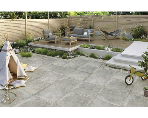 Terasa s nábytkom, detským kútikom a štvorcovou dlažbou