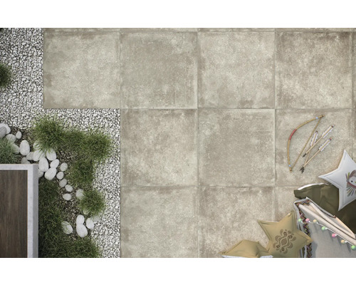 Béžové podlahové dlaždice s dekoráciou, záhradou a vankúšmi