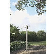 Záhradná scéna s voľne stojacim kovovým vodným stĺpikom na drevenej terase