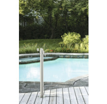 Záhradná scéna s bazénom a nerezovou záhradnou sprchou na drevenej terase