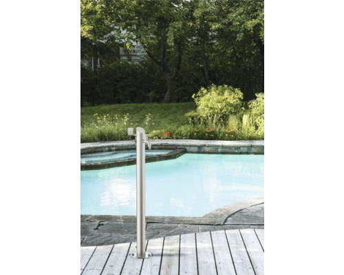 Záhradná scéna s bazénom a nerezovou záhradnou sprchou na drevenej terase