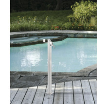 Nerezová záhradná sprcha vedľa bazéna na drevenej terase