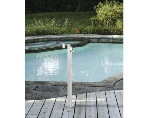 Nerezová záhradná sprcha vedľa bazéna na drevenej terase