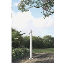 Záhradná scéna s jedným kovovým kohútikom na drevenej terase