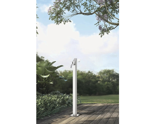 Záhradná scéna s jedným kovovým kohútikom na drevenej terase