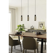 Jedáleň s dreveným stolom, stoličkami a tromi závesnými svietidlami