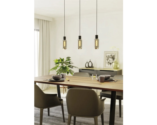 Jedálenský stôl s tromi závesnými svietidlami a prestieraním