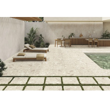 Terasa s dlaždicami, lehátkami a bazénom pre moderný vonkajší priestor.