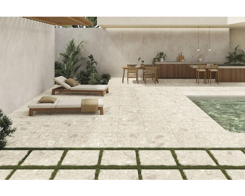 Terasa s dlaždicami, lehátkami a bazénom pre moderný vonkajší priestor.