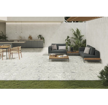 Svetlé terasové dlaždice vo vonkajšom priestore so sedacou súpravou a vonkajšou kuchyňou