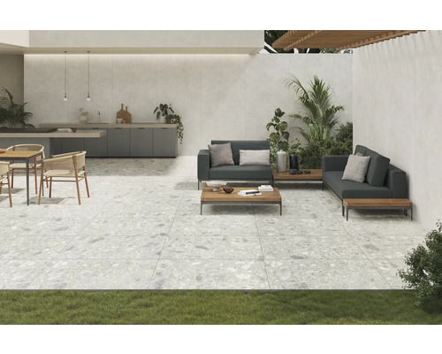 Svetlé terasové dlaždice vo vonkajšom priestore so sedacou súpravou a vonkajšou kuchyňou