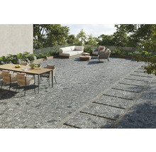 Terasa s nábytkom a sivou kameninovou dlažbou