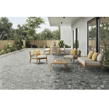 Exteriér s terasovou dlažbou so vzhľadom kameňa, záhradným nábytkom a porastom