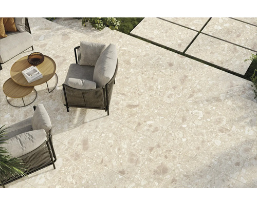 Terasa s vonkajším nábytkom a podlahovými dlaždicami s vzhľadom prírodného kameňa