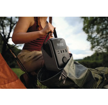 Prenosná napájacia stanica v batohu na kempingové výlety