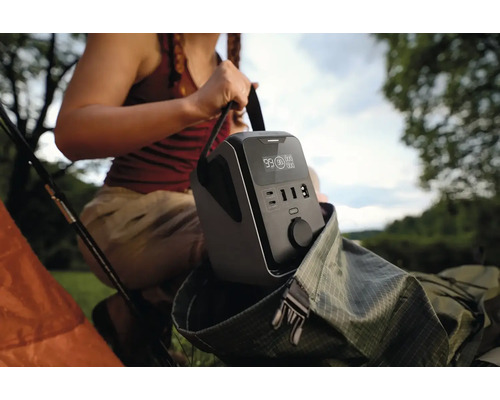 Prenosná napájacia stanica v batohu na kempingové výlety