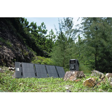 Prenosná elektráreň a solárny panel v prírodnom prostredí.