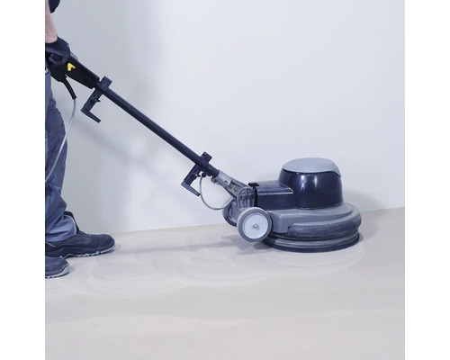 Podlahový čistiaci stroj v prevádzke na podlahe