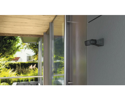 Vonkajší reflektor na stene domu s výhľadom do záhrady