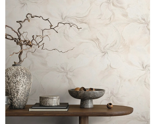 Scéna so vzorovanou tapetou, stôl s dekoráciami, ako je váza, misa a dóza