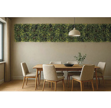 Jedáleň s dreveným stolom, stoličkami a vertikálnou záhradou na stene