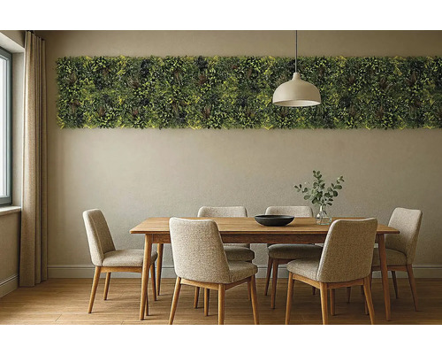 Jedáleň s dreveným stolom, stoličkami a vertikálnou záhradou na stene