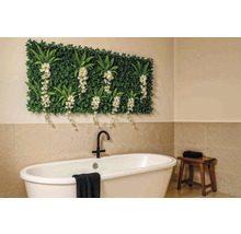 Kúpeľňa s vaňou, stoličkou a stenou z rastlín