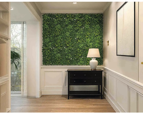 Chodba s rastlinnou stenou, komodou a lampou