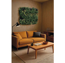 Obývacia izba s pohovkou, konferenčným stolíkom, stojacou lampou a zelenou stenou