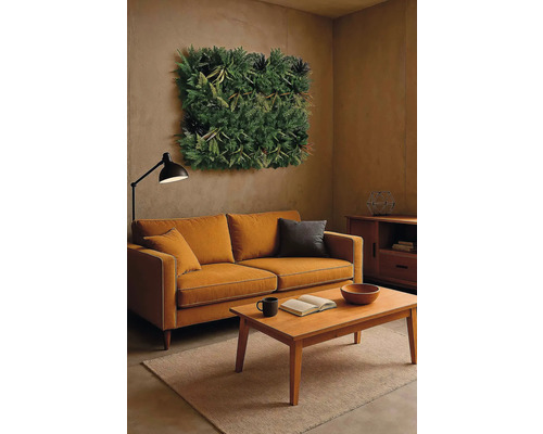 Obývacia izba s pohovkou, konferenčným stolíkom, stojacou lampou a zelenou stenou