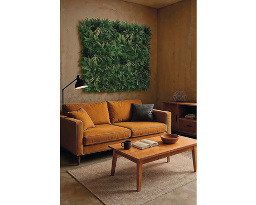 Obývacia izba s oranžovou pohovkou, dreveným stolom a vertikálnou záhradou na stene
