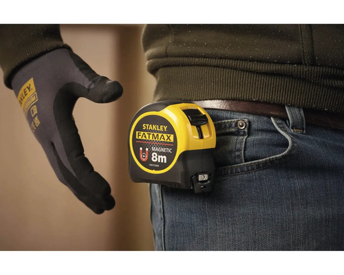 Zvinovací meter Stanley Fatmax s magnetickým hákom a dĺžkou osem metrov na opasku nohavíc