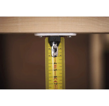 Žltý zvinovací meter so skrutkovacím upevnením na drevo