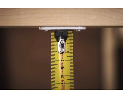 Žltý zvinovací meter so skrutkovacím upevnením na drevo